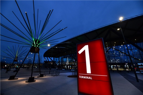 L'aéroport de Lyon s'illumine en hommage à la Fête des Lumières