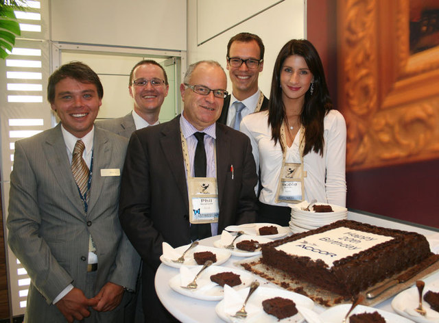 En l'absence de Mickael Flaxman, Directeur Asie-Pacifique, le staff d'Accor Australia prêt à souffler les bougies: Olaf Belgraver, Nicole Smith, Jeremy Metzroth, Phil Newland et Andrew Miles En l'absence de Mickael Flaxman, Directeur Asie-Pacifique, le staff d'Accor Australia prêt à souffler les bougies: Olaf Belgraver, Nicole Smith, Jeremy Metzroth, Phil Newland et Andrew Miles