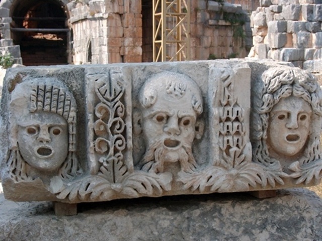 Parcourir ce pays immense peut se transformer en une magistrale leçon d’histoire antique et surprendre par l’originalité et la créativité des bâtisseurs de jadis et d‘aujourd‘hui... Parcourir ce pays immense peut se transformer en une magistrale leçon d’histoire antique et surprendre par l’originalité et la créativité des bâtisseurs de jadis et d‘aujourd‘hui...