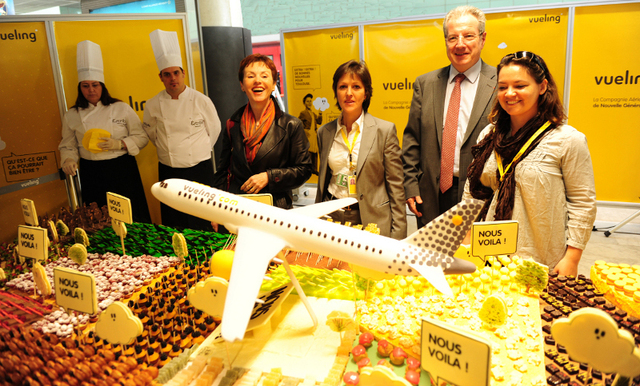L'équipe de Vueling pose devant un délicieux avion en chocolat fabriqué par le célèbre pâtissier catalan Christian Escribà