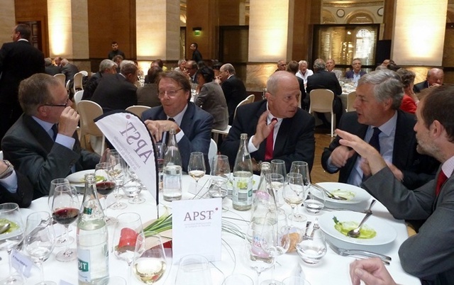 Raoul Nabet en grande conversation avec son "lobbyiste" de Bruxelles. A gauche, Jean-Pierre Sauvage et Jacques Augustin (Direction du Tourisme).