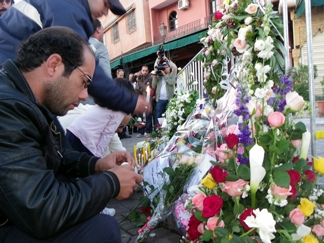 Marocains et étrangers (résidents et touristes), munis de roses et de bougies, ont marché en silence avant de déposer des gerbes de fleurs et allumé des bougies devant le lieu du drame. /photo RH Marocains et étrangers (résidents et touristes), munis de roses et de bougies, ont marché en silence avant de déposer des gerbes de fleurs et allumé des bougies devant le lieu du drame. /photo RH