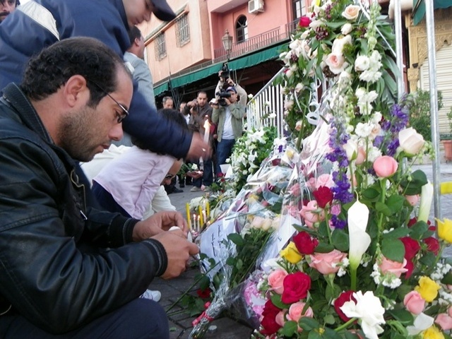 Marocains et étrangers (résidents et touristes), munis de roses et de bougies, ont marché en silence avant de déposer des gerbes de fleurs et allumé des bougies devant le lieu du drame. /photo RH