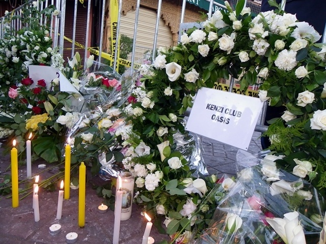 Des couronnes et des bougies pour les victimes innocentes du massacre du Café Argana, ce vendredi 29 avril 2011 Des couronnes et des bougies pour les victimes innocentes du massacre du Café Argana, ce vendredi 29 avril 2011