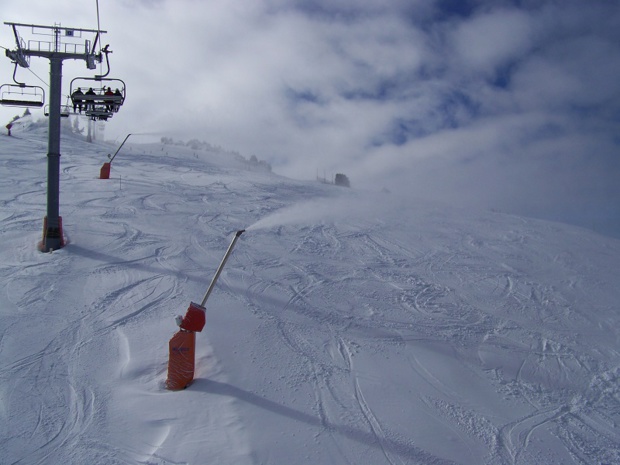 Les canons à neige, désormais indispensables - crédit photo : wikicommons / Parisdreux - Espace Villard-Corrençon (38) : Les canons à neige de la piste bleue Chevreuil Haut en fonctionnement.