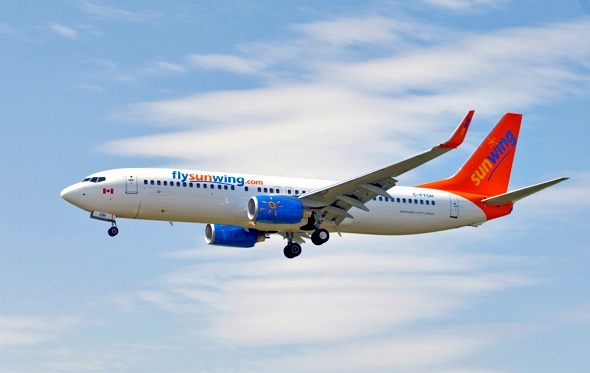 Sunwing Airlines se veut low cost pour ce qui est de la gamme tarifaire tout en offrant à bord un service de compagnie classique où écouteurs et boissons sont totalement gratuits. Le premier bagage jusqu’à 25 kg est également gratuit.