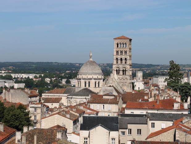 Angoulême est bâtie sur un éperon calcaire dominant la Charente. Quartiers hauts défensifs et religieux, devenus résidentiels et « politiques » ; quartiers bas d’activités et d’habitat, globalement populaires - DR : J.-F.R.