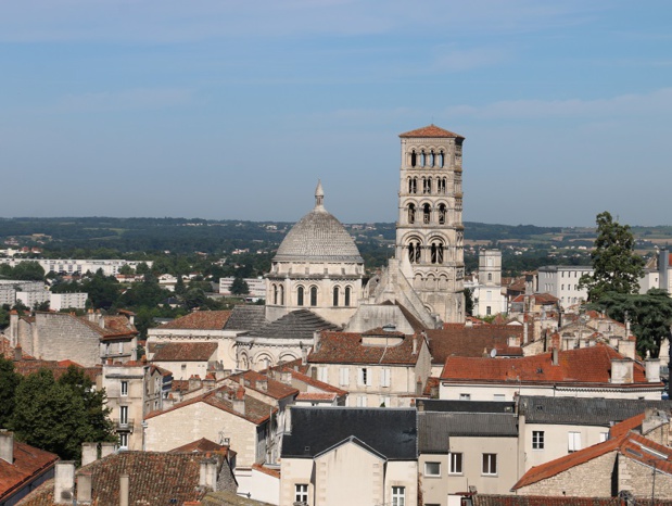 Angoulême est bâtie sur un éperon calcaire dominant la Charente. Quartiers hauts défensifs et religieux, devenus résidentiels et « politiques » ; quartiers bas d’activités et d’habitat, globalement populaires - DR : J.-F.R. Angoulême est bâtie sur un éperon calcaire dominant la Charente. Quartiers hauts défensifs et religieux, devenus résidentiels et « politiques » ; quartiers bas d’activités et d’habitat, globalement populaires - DR : J.-F.R.