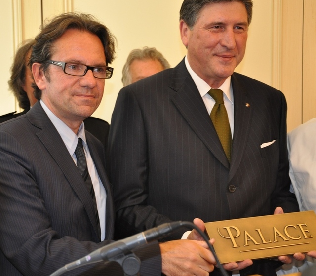 Frédéric Lefebvre remet la distinction Palace au directeur du Bristol Didier le Calvez © ATOUT France – M.Cransac