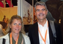 La distribution de Safari à la Carte, comme ses grands frères, sera multicanal, agences et site web dédié, mêmes prix publics. Le duo se donne deux ans pour atteindre le million d’euros. La distribution de Safari à la Carte, comme ses grands frères, sera multicanal, agences et site web dédié, mêmes prix publics. Le duo se donne deux ans pour atteindre le million d’euros.