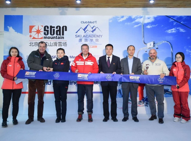 M. Henri Giscard d'Estaing, Président du Club Med, Mme Yehong Tang, Directrice adjointe du Winter Sports Administrative Center, M. Eric Breche, Président de l'Ecole de Ski Français, M. Chenguang Liu, Gouverneur de la province de Zhang, M. Gang Han, Vice-Président de China Chengxin Investment Group et M.Gino Andeetta, Directeur Général Grande Chine au Club Med - DR : Club Med