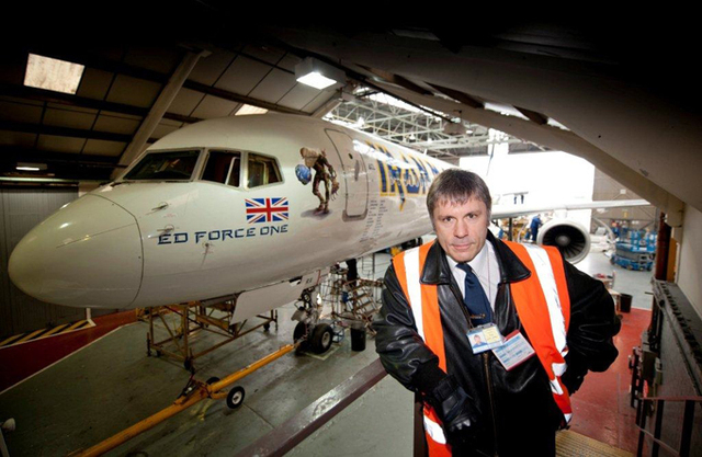 Bruce Dickinson, le chanteur du groupe mythique Iron Maiden, prendra les commandes d'un Boeing 737 d'Iceland Express - DR