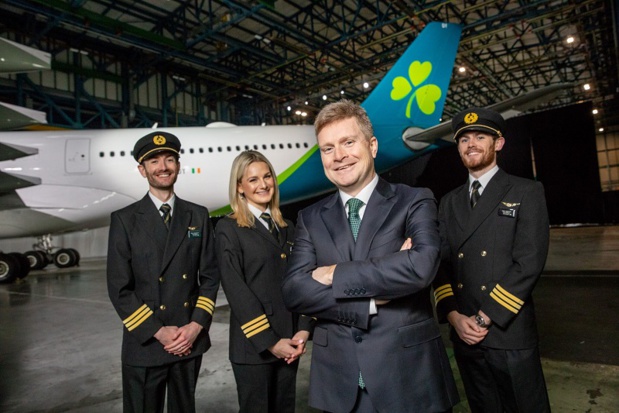 Sean Doyle Chief Executive Officer d’Aer Lingus entouré d'un équipage devant la nouvelle livrée d'Aer Lingus - DR Aer Lingus