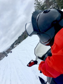 Le club offre la possibilité de faire de la motoneige sur un lac gelé © TourMaG