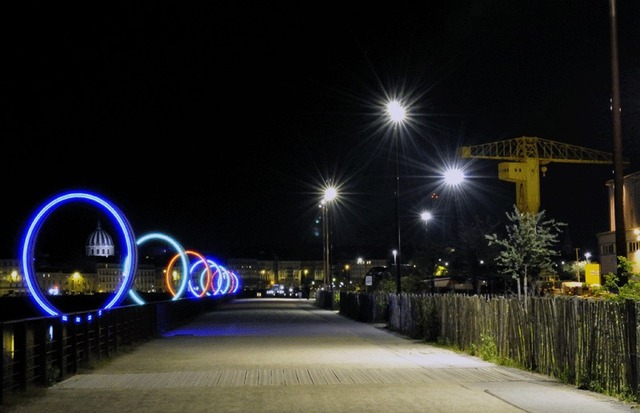 Daniel Buren et Patrick Bouchain, Les anneaux, Nantes, création Estuaire 2007 - DR © Gino Maccarinelli Daniel Buren et Patrick Bouchain, Les anneaux, Nantes, création Estuaire 2007 - DR © Gino Maccarinelli