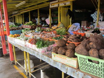 Le marché de Roseau la capitale regorge de fruits exotiques.