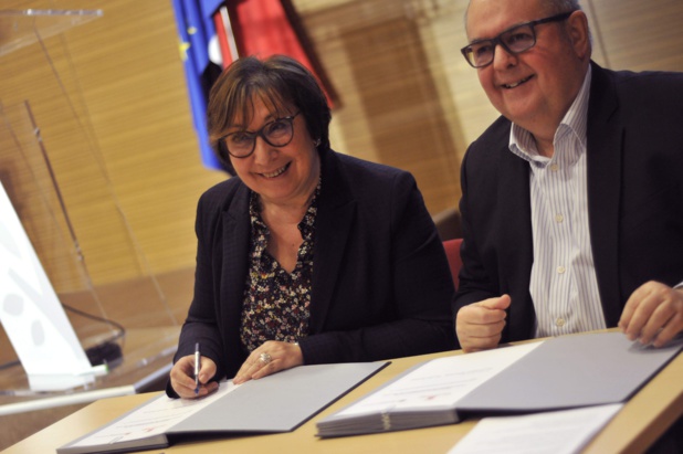 Martine Pinville (VVF) et Eric Le Lay (CGP) signent le partenariat permettant l'ouverture de 9 nouveaux villages en 2019 © DR VVF Villages