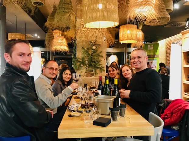 Entre le cocktail dînatoire et le tirage au sort, les participants pourront s'essayer à l'atelier d’œnologie - DR : Les Voyages Linea Entre le cocktail dînatoire et le tirage au sort, les participants pourront s'essayer à l'atelier d’œnologie - DR : Les Voyages Linea