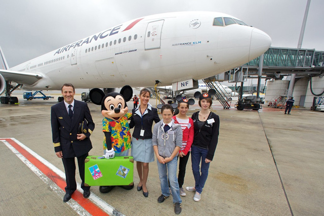 Mickey s'est prêté à une séance photo avant le décollage - DR