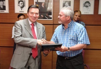 Mr Patry et Mr Loustau Lalanne signent le nouvel accord. Mr Patry et Mr Loustau Lalanne signent le nouvel accord.