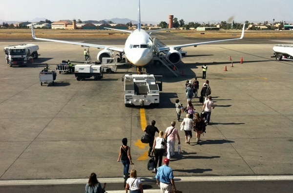 Des aéroports et des avions pleins et des agences de voyages vides... cherchez l'erreur !