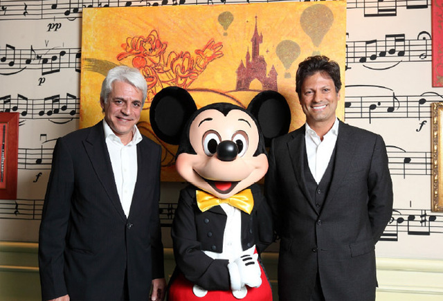Michel Taride, président Hertz International accompagné de Mickey et de Philippe Gas, président d’Euro Disney Michel Taride, président Hertz International accompagné de Mickey et de Philippe Gas, président d’Euro Disney