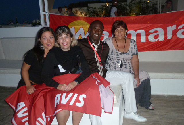 Soirée Avis et Marmara. Adriana Minchella entourée par deux de ses partenaires Soirée Avis et Marmara. Adriana Minchella entourée par deux de ses partenaires