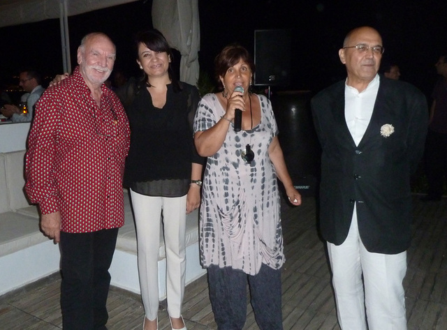 Une soirée sur l'une des plages de la baie de Carthage. Autour d'A. Minchella pdte du CEDIV, A. Hachani représante de l'OT de Tunisie pour la France, P. Amalou, "animateur" de la soirée et un conteur hors pair qui a fait revivre 2 000 ans d'histoire.