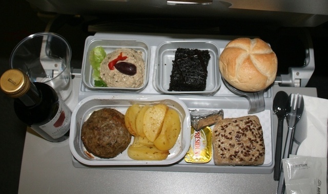 Un dîner chaud composé d'une entrée, d'un plat, d'un fromage et d'un gâteau