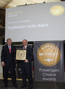 Le  DG de Skytrax, Edward Plaisted remet la récompense au directeur général de Turkish Airlines Temel Koti - DR