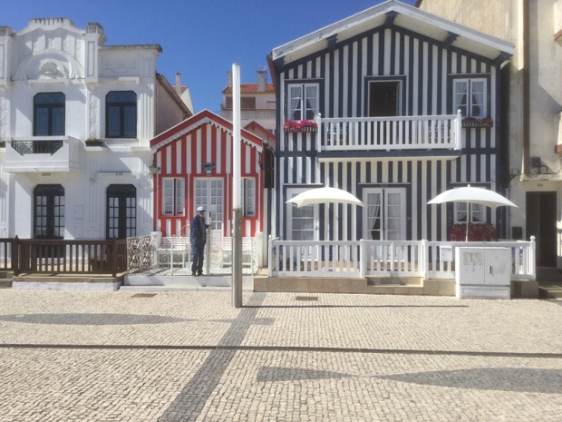Les palheiros, anciennes cabanes de pêcheurs transformées en maisons de plage - DR : J.-P.C. Les palheiros, anciennes cabanes de pêcheurs transformées en maisons de plage - DR : J.-P.C.
