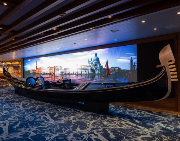 De véritables gondoles, construites par les artisans de Squero di San Trovaso, sont présentes à bord - DR : Costa Croisières De véritables gondoles, construites par les artisans de Squero di San Trovaso, sont présentes à bord - DR : Costa Croisières