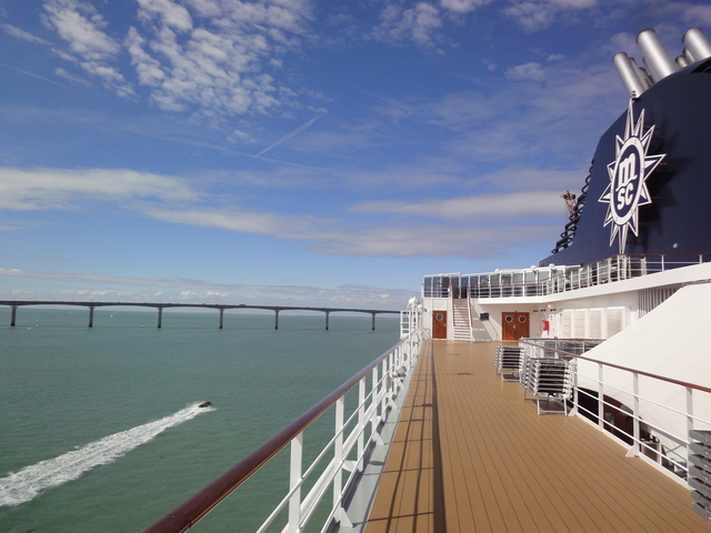 Le MSC Opera face au pont de l'île de Ré