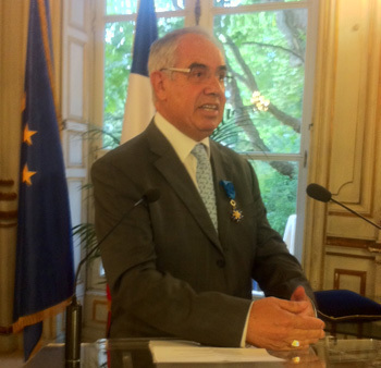 Jean-Louis Baroux, le fondateur d’APG, a reçu des mains du Secrétaire d’État aux Transports, Thierry Mariani, les insignes d’Officier dans l’Ordre du Mérite National