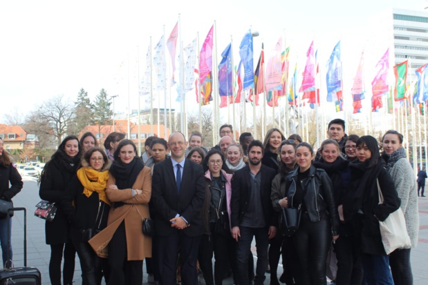 David Sprecher entouré des étudiants à l'ITB de Berlin - DR