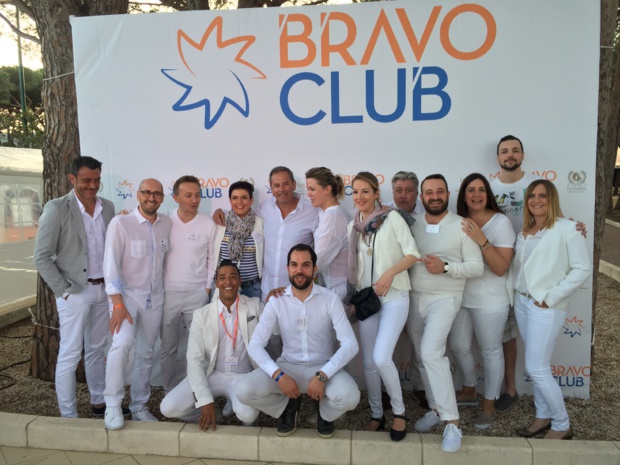 Patrice Caradec entouré de ses équipes Bravo Club - DR