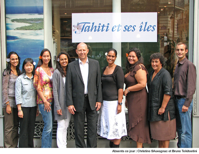 Bernard Bousquet, directeur du bureau parisien de Tahiti Tourisme, entouré de son équipe lors de sa nomination en 2008 - DR