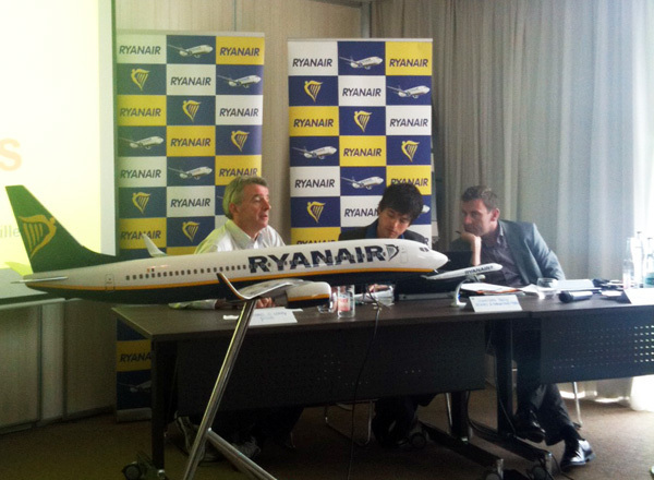 Michael O'Leary, patron de Ryanair (à gauche) en déplacement sur la plate-forme provençale Michael O'Leary, patron de Ryanair (à gauche) en déplacement sur la plate-forme provençale