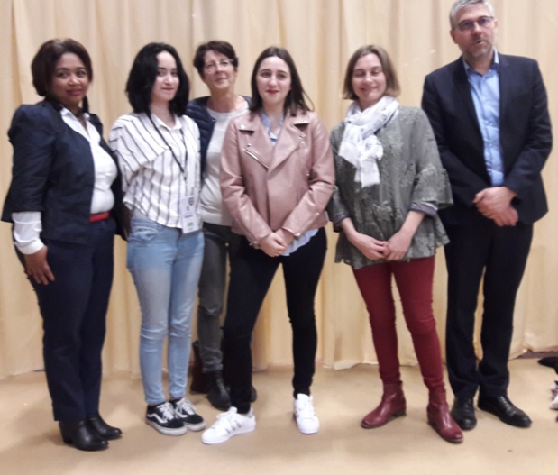 Anne-Louise, Charlotte et Anexa de la Faculté des Métiers Essonne lauréates du concours vidéo entourées par trois formatrices et  Alain Bao le directeur.MS;