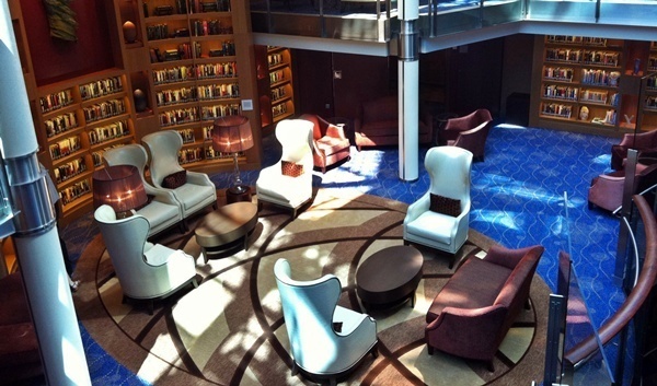 La bibliothèque,, furieux mélange de désign et de classicisme, donne une idée du raffinement qui prévaut à bord. Dommage que l'emplacement (dans le hall central) manque d'intimité... La bibliothèque,, furieux mélange de désign et de classicisme, donne une idée du raffinement qui prévaut à bord. Dommage que l'emplacement (dans le hall central) manque d'intimité...