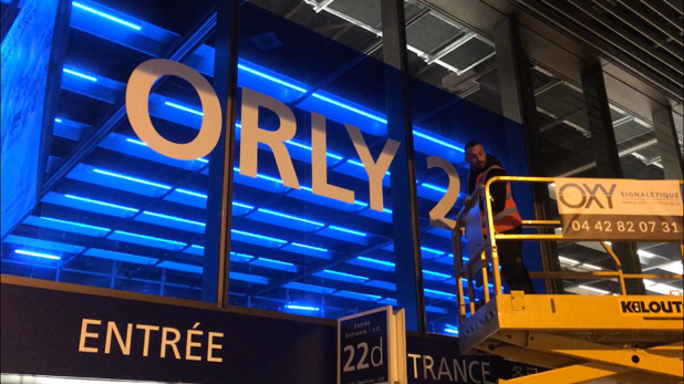 Les techniciens ont procédé au changement de signalétique de l'aeroport d'Orly dans la nuit du 18 mars 2019. - CL