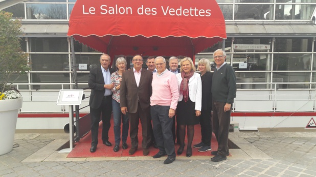 Devant l’embarcadère des Vedettes de Paris, une partie du Bureau de l’Association Française des Seniors du Tourisme (AFST) au sortir de son Assemblée Générale. De gauche à droite : Georges Colson, Christine Rivet secrétaire générale, Gérard Maître, jacques Mangeant, Pierre Heumann, Michel Messager président, Karen Bossard vice-présidente et trésorière, Eliane Hazard secrétaire et Pierre Surot. Il manque Jacqueline Dalmaz, Evelyne Millon, Véronique Baudet-Fieschi, jean-Marc Rozé. MS.