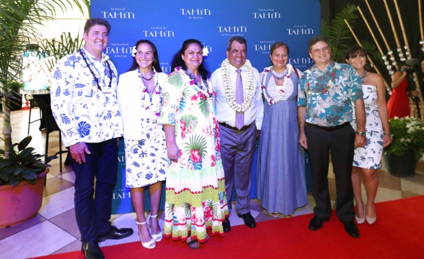 Le président du Gouvernement de Tahiti Édouard Fritch (centre), entouré de de Paul Sloan, président de Tahiti Tourisme de Michel Monvoisin, président de ATN (dte) et de leurs collaboratrices /crédit photo Tahiti Tourisme