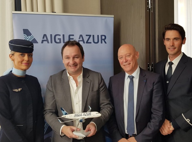 Frantz Yvelin, président d’Aigle Azur et Philippe Bernand, président du directoire de l’aéroport Marseille Provence, entourés de deux PNC marseillais d'Aigle Azur, à Marseille, le 21 mars 2019 - DR : A.B.