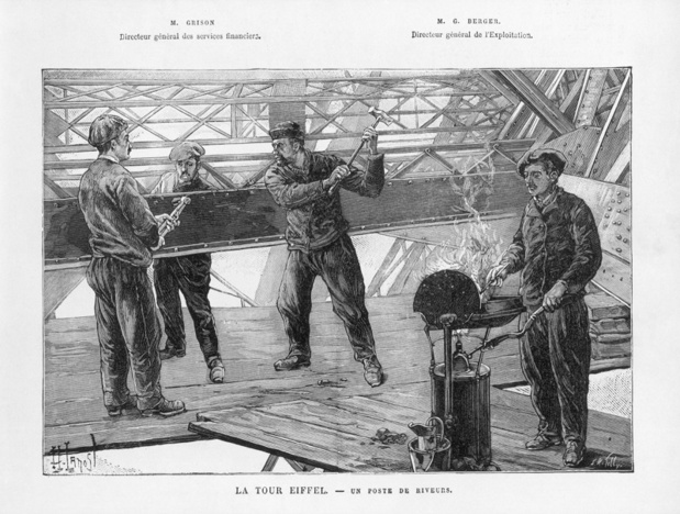Il faut une équipe de quatre hommes pour poser un rivet : un pour le chauffer, un pour le tenir en place, un pour former la tête, un dernier pour achever l'écrasement à coups de masse ! - DR : Tour Eiffel Il faut une équipe de quatre hommes pour poser un rivet : un pour le chauffer, un pour le tenir en place, un pour former la tête, un dernier pour achever l'écrasement à coups de masse ! - DR : Tour Eiffel
