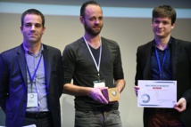 Laurent Bouzon (au centre) a reçu le prix 1er Challenge Mobilité (FrenchMobility) organisé par le Ministère des Transports - Crédit photo : Lyon French Tech