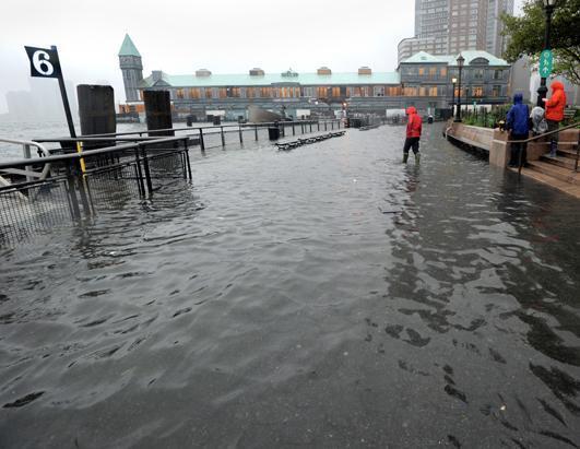 L'ouragan rétrogradé en tempête tropicale reste dangereux, selon les déclarations de Barack Obama, ce dimanche. Il a déjà fait 14 morts dans 6 Etats de l'Est des Etats-Unis depuis samedi et ses dégâts sont évalués déjà à plusieurs dizaines de milliards de dollars/photo DR.