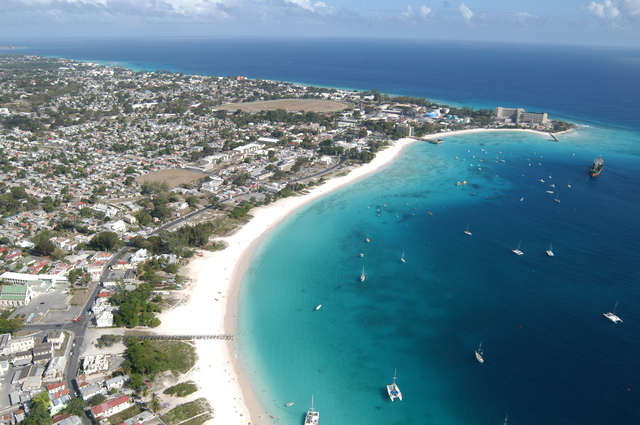 La Barbade s'affiche comme une destination de qualité, avec des prix en rapport. Il faut ainsi compter 2000€ pour un séjour de 7 à 10 nuits, vols inclus. Le marché du luxe est actuellement en plein essor ( +17,5%), tout comme la location de villas. Ici, la plage de Carlisle Bay - DR