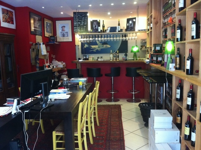 Le magasin de Vin et l'agence de voyages de Pierre Creuzé, situé au centre ville de Bordeaux Le magasin de Vin et l'agence de voyages de Pierre Creuzé, situé au centre ville de Bordeaux