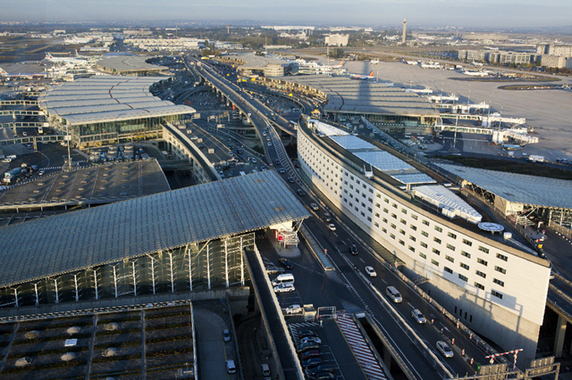 Terminaux 2ABCD et hôtel Sheraton depuis la tour de contrôle, Paris-Charles de Gaulle. DR Aéroports de Paris - LUIDER, Emile - LA COMPANY